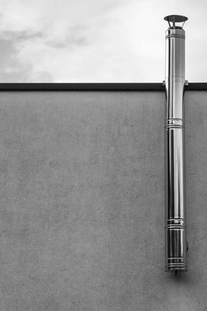Toit avec cheminée en noir et blanc